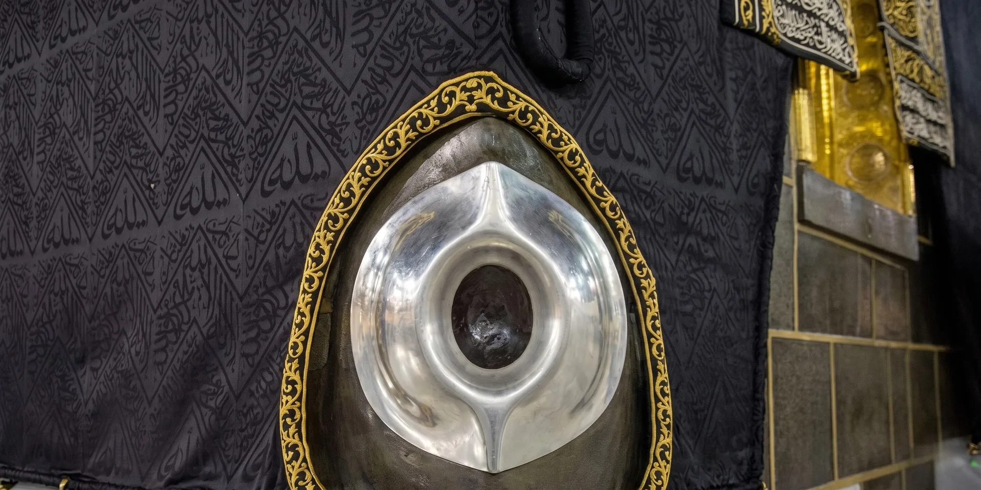 رحلة الحجر الأسود في المكان والزمان