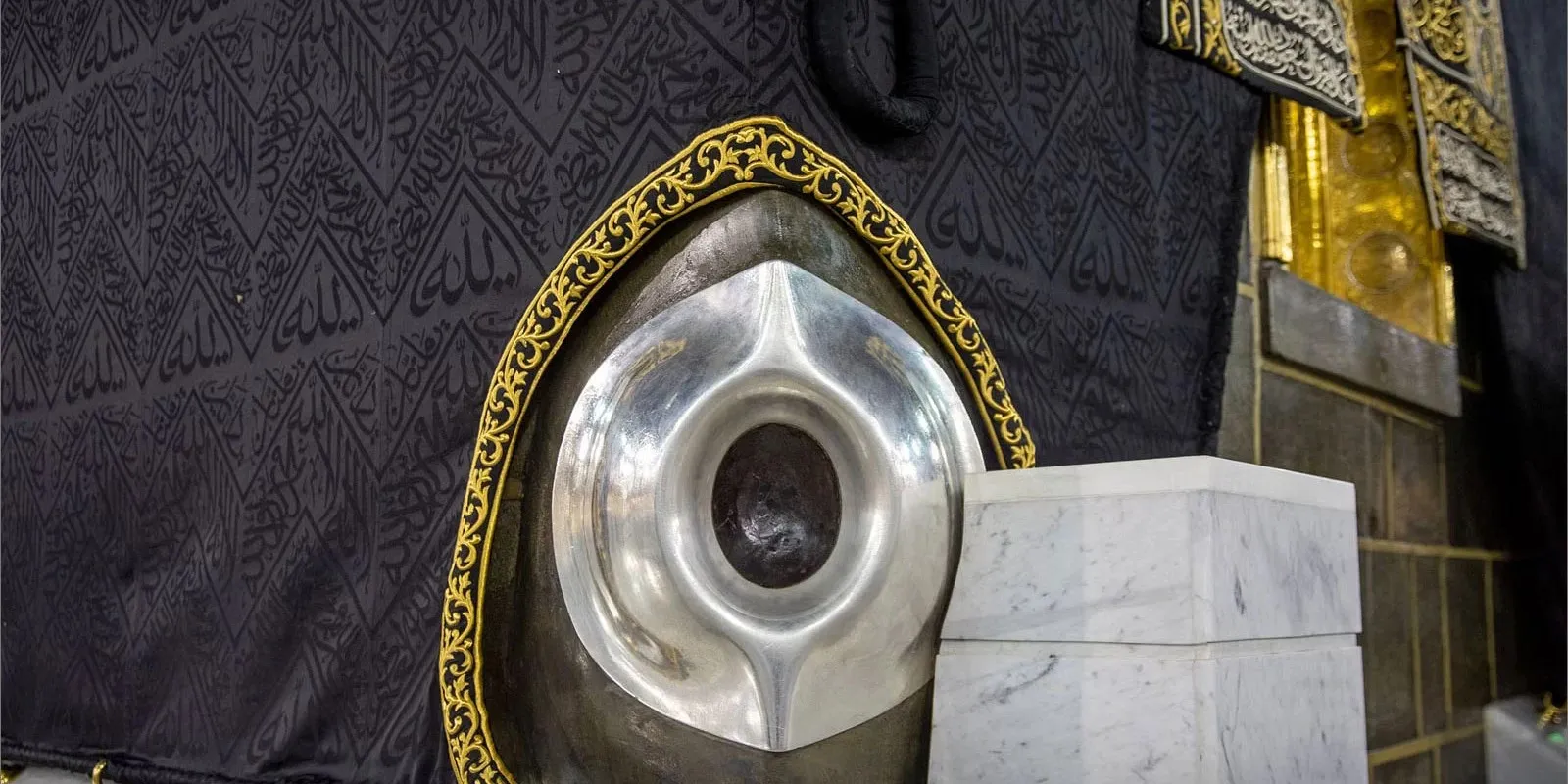 رحلة الحجر الأسود في المكان والزمان