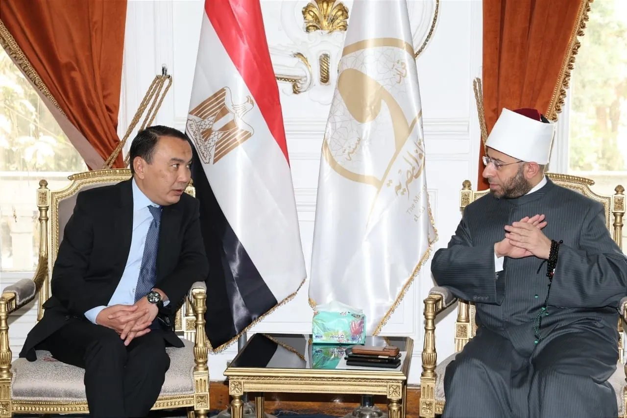 وزير الأوقاف يبحث مع سفير كازاخستان بالقاهرة تعزيز التعاون الديني والثقافي