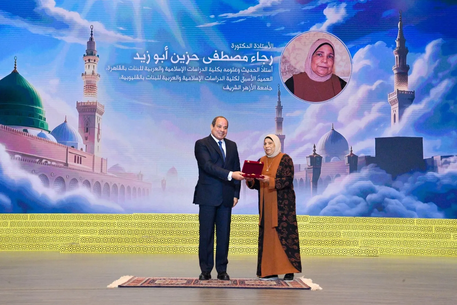 الرئيس السيسي يكرم شخصيات علمية ودينية ويمنح وسام العلوم والفنون في احتفالية المولد النبوي الشريف