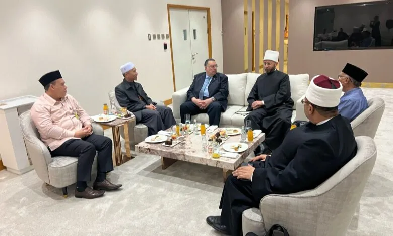 استقبله السفير المصري والقيادات الدينية في ماليزيا.. وزير الأوقاف يصل إلى ماليزيا