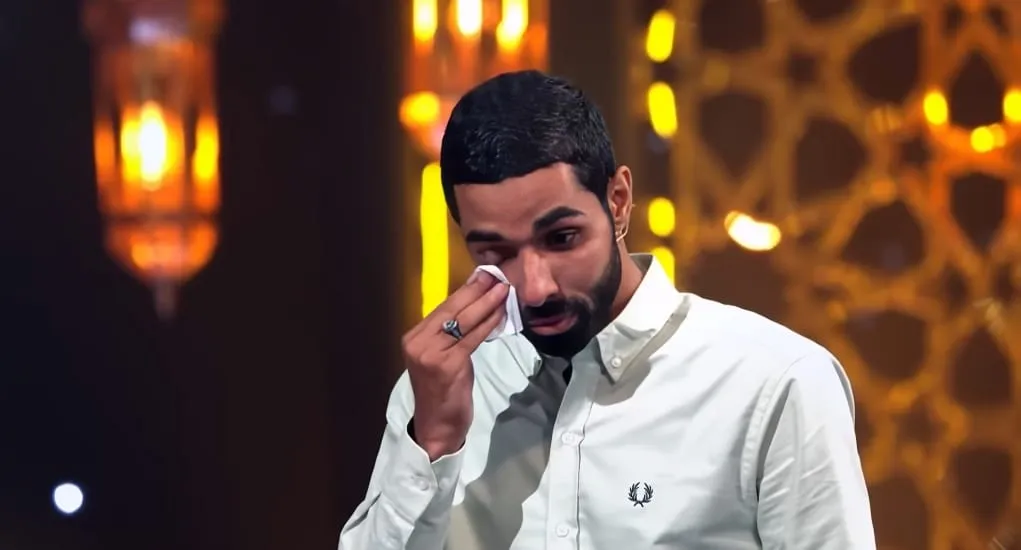 المتسابق وليد صلاح يبكي ويتأثر أثناء حديثه عن والده
