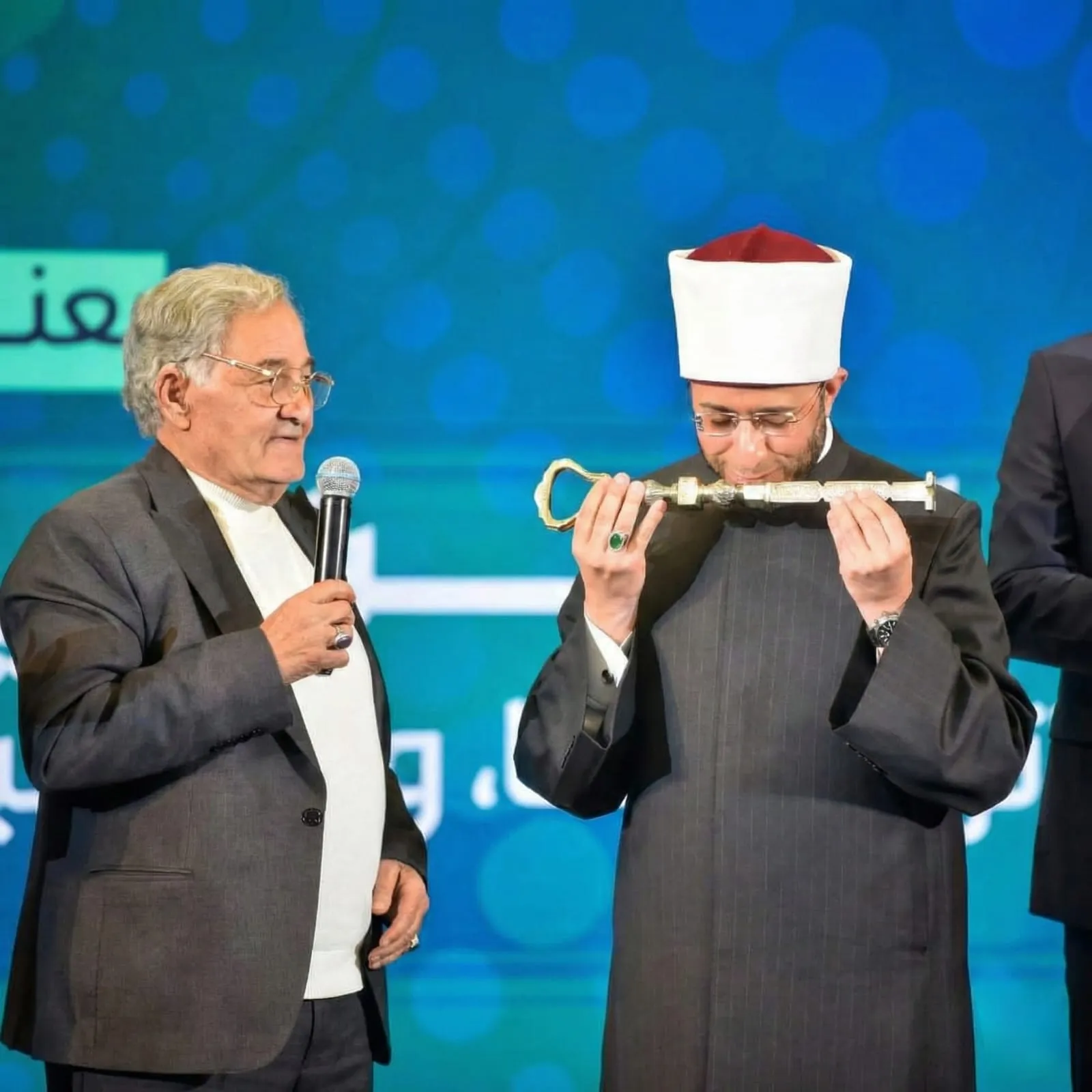 شيخ صنعة التكفيت يهدي مفتاح الكعبة لوزير الأوقاف