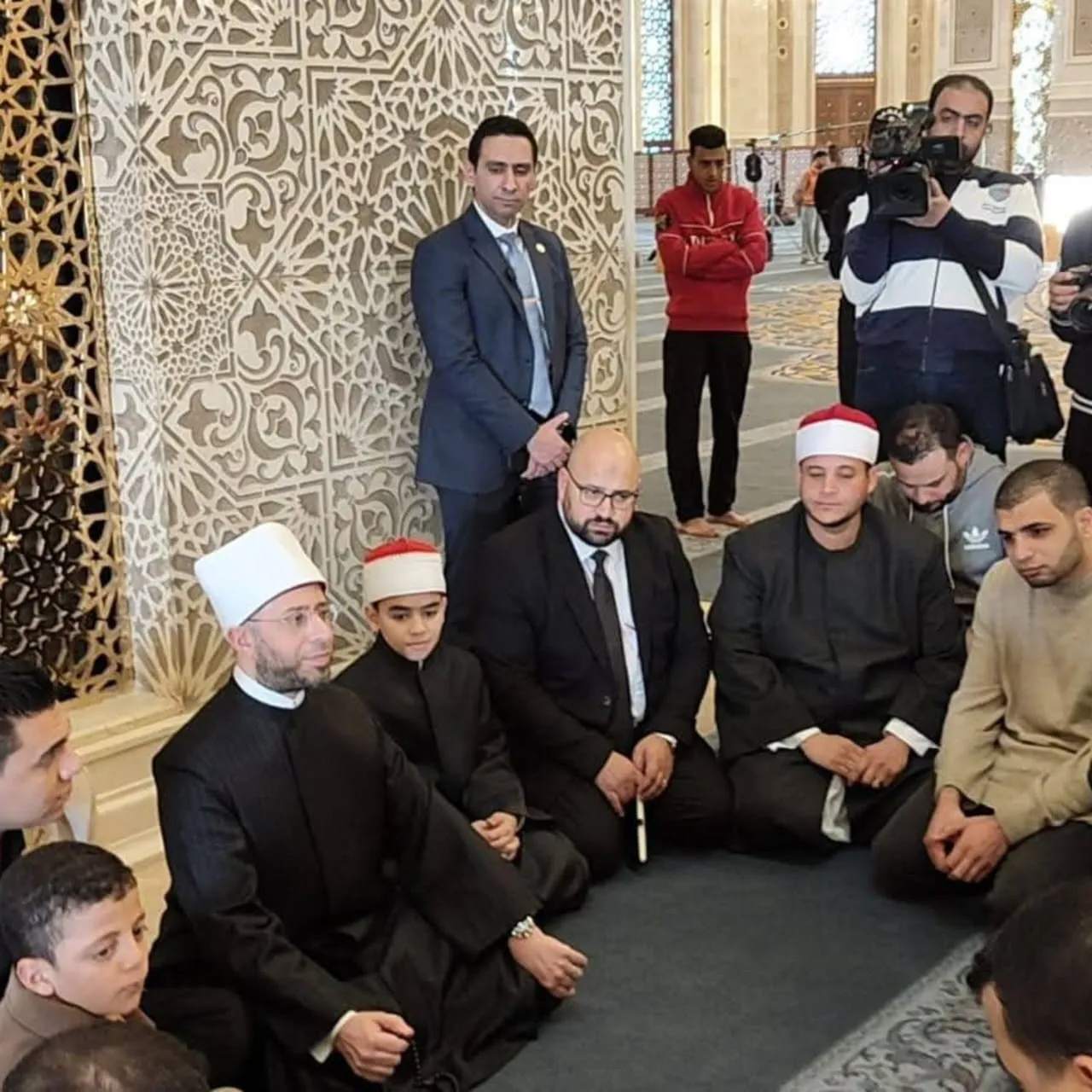 وزير الأوقاف ونجوم دولة التلاوة يستمعون لتلاوة القارئ علي محمد مصطفى