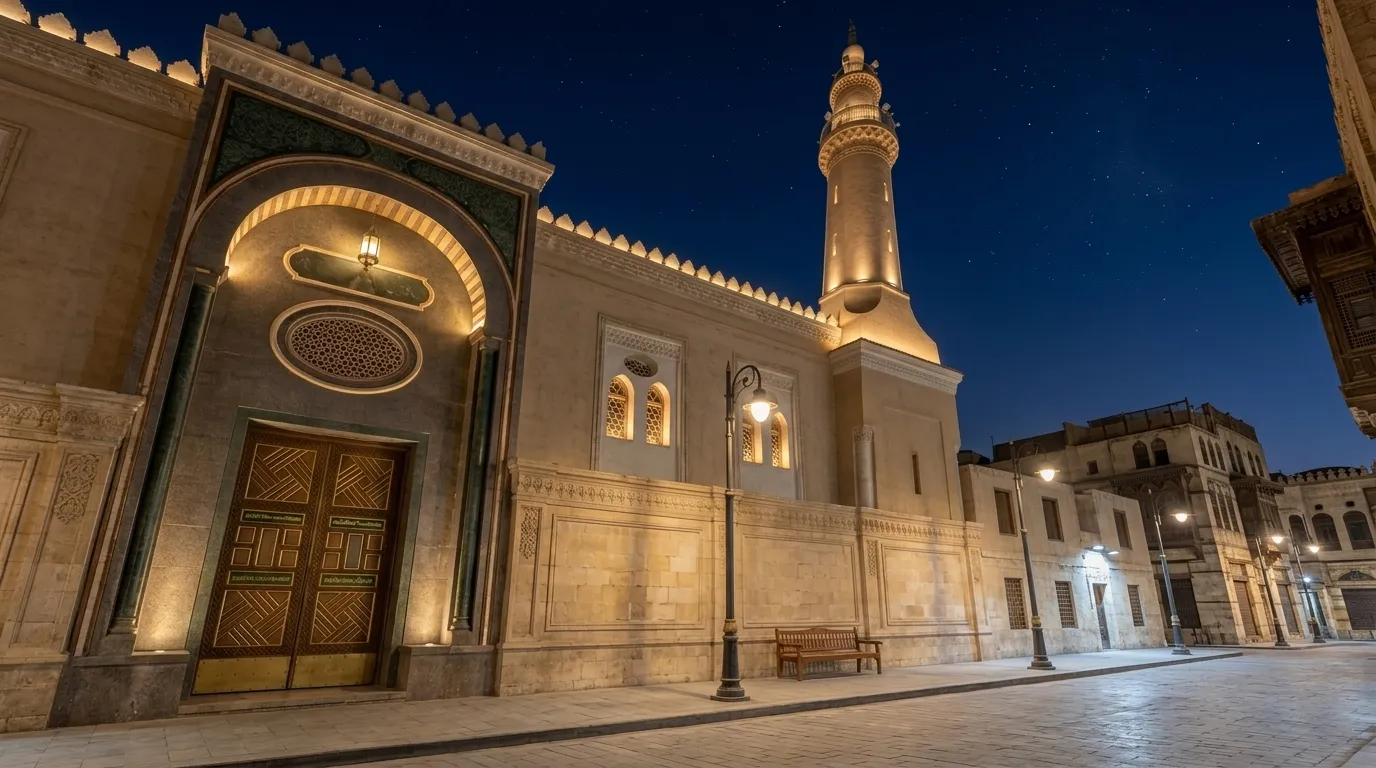 مسجد سيدي مصباح المغازي ببلقاس دقهلية يحتل "مسجد سيدي مصباح المغازي" موقعاً متميزاً في مدينة بلقاس بمحافظة الدقهلية، حيث يعد من المساجد العريقة التي تشكل جزءاً من الوجدان الديني لأهالي المنطقة منذ عقود، وتنبع أهمية المسجد من كونه مركزاً حضارياً يجمع بين إقامة الشعائر وتقديم الخدمات المجتمعية، مما يجعله علامة بارزة في تاريخ المدينة. الإدارة والقيادة الدعوية يخضع المسجد للإشراف المباشر من مديرية أوقاف الدقهلية، وقد نال المسجد تقديراً رفيعاً من المديرية، وهو ما يعكس التزام المسجد بالمنهج الدعوي المنضبط والتميز في تقديم الدروس المنهجية. الطراز المعماري والتصميم يتميز المسجد بتصميم هندسي يستوعب الكثافة الجماهيرية الكبيرة للمدينة، وتتجلى ملامحه في الآتي: المساحة والقدرة الاستيعابية: يمتد المسجد على مساحة إجمالية تبلغ 700 متر مربع، منها 500 متر مربع مخصصة لصحن المسجد الرئيسي، مما يجعله قادراً على استيعاب نحو 1000 مصلٍ، مع كثافة جماهيرية ممتازة تعكس ارتباط المصلين به. المئذنة والإنشاء: يتميز المسجد بمئذنة شامخة تم بناؤها من القواعد الأساسية على الأرض، مما يمنحها ثباتاً وشموخاً معمارياً، والمسجد مكون من دور واحد بفرش في حالة جيدة جداً. تاريخ الإعمار والصيانة: تأسس المسجد في عام 1961م، وشهد عملية صيانة شاملة في عام 2006م للحفاظ على رونقه المعماري وكفاءته الإنشائية. الملحقات الخدمية: يضم المسجد مصلى للسيدات بمساحة 50 متراً مربعاً، وما يميزه بشكل فريد هو وجود عيادة طبية ملحقة به، لتقديم الخدمات الصحية لأهالي المدينة، تجسيداً لدور المسجد المجتمعي الشامل. النشاط الدعوي والتثقيفي يؤدي مسجد سيدي مصباح المغازي دوراً تثقيفياً هاماً في نشر الوعي الديني الصحيح من خلال: الدرس المنهجي: يركز المسجد على إقامة الدرس المحوري الذي يتناول القضايا الدينية المعاصرة بأسلوب وسطى مستنير، يهدف إلى تأصيل القيم الإيمانية لدى المصلين. الانضباط الإداري: رغم الكثافة البشرية العالية، يتميز المسجد ببيئة نظيفة ومنظمة، حيث تحيط به شوارع بحالة ممتازة وخالية تماماً من أي تعديات. البيئة الدعوية :  يقع المسجد في منطقة حضرية حيوية بمدينة بلقاس، ويمكن الوصول إليه بسهولة عبر إحداثيات الموقع الجغرافي، مما يجعله نقطة ارتكاز هامة في قلب المدينة النابض. وأخيرًا: يمثل مسجد سيدي مصباح المغازي نموذجاً للمسجد الجامع الذي لا يكتفي بدوره الدعوي فحسب، بل يمتد أثره لخدمة الناس طبياً واجتماعياً، ليظل منارة للخير وشاهداً على عظمة الرسالة الإسلامية في خدمة الإنسانية بمحافظة الدقهلية.